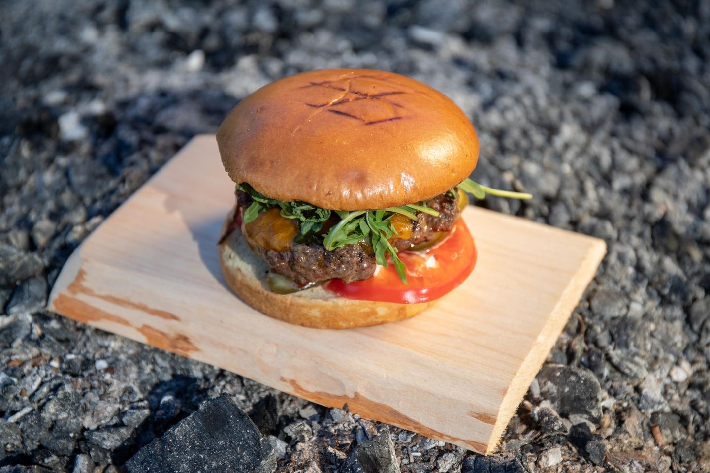 Grillburger, eriliseks maitselisaks trühvlimajonees ja sibulamoos. FOTO: Eero Vabamägi