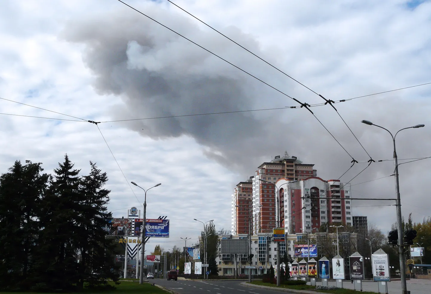 Donetski keemiatehase lähistel tõuseb suitsu.