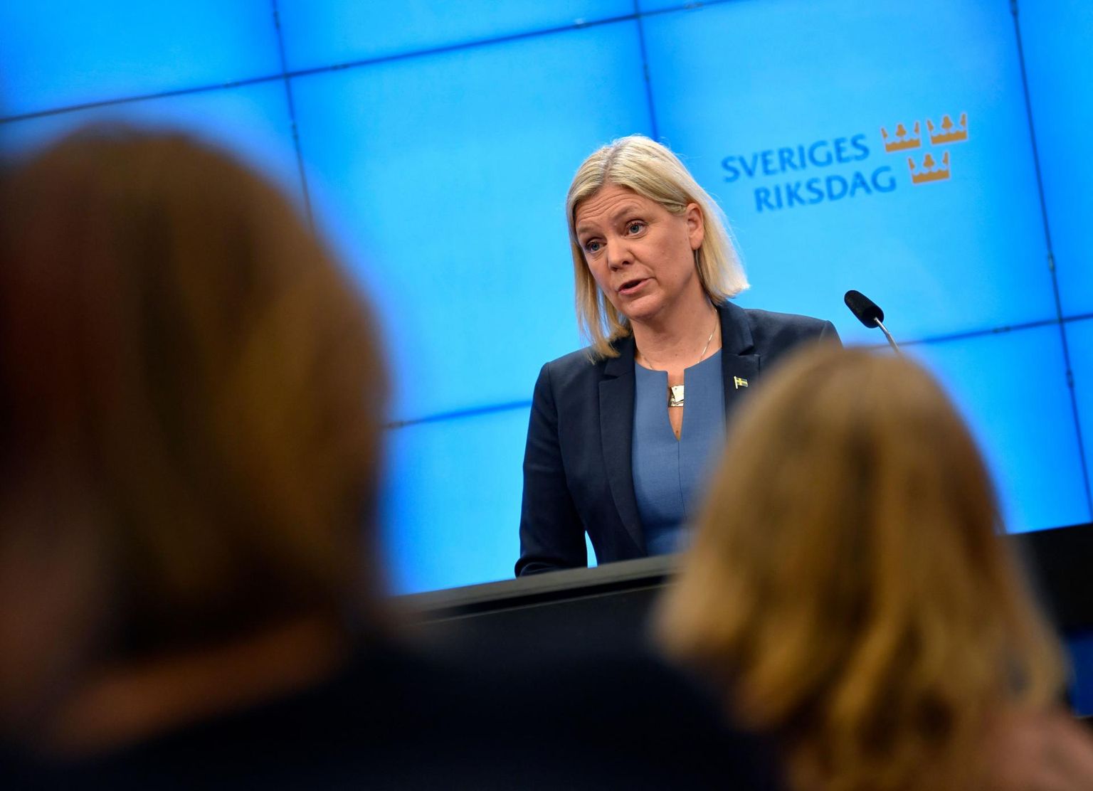Magdalena Andersson eile õhtul päeva juba teisel pressikonverentsil: kui hommikul rõõmustas ta ajakirjanike ees seistes peaministriks valimise üle, siis mõni tund hiljem, ilma et ta oleks jõutud ametissegi kinnitada, teatas juba tagasi astumisest. 