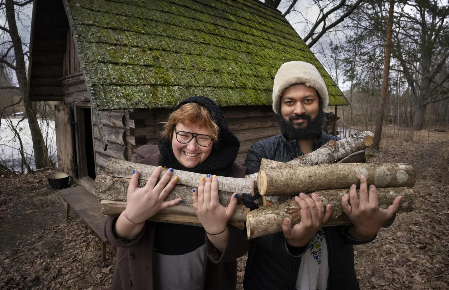 Režissöör Anna Hints ning tema loomingu- ja elukaaslane Tushar Prakash valmistuvad saunaskäiguks. Saun on seesama Kütioru oma, kus filmiti «Savvusanna sõsarad».