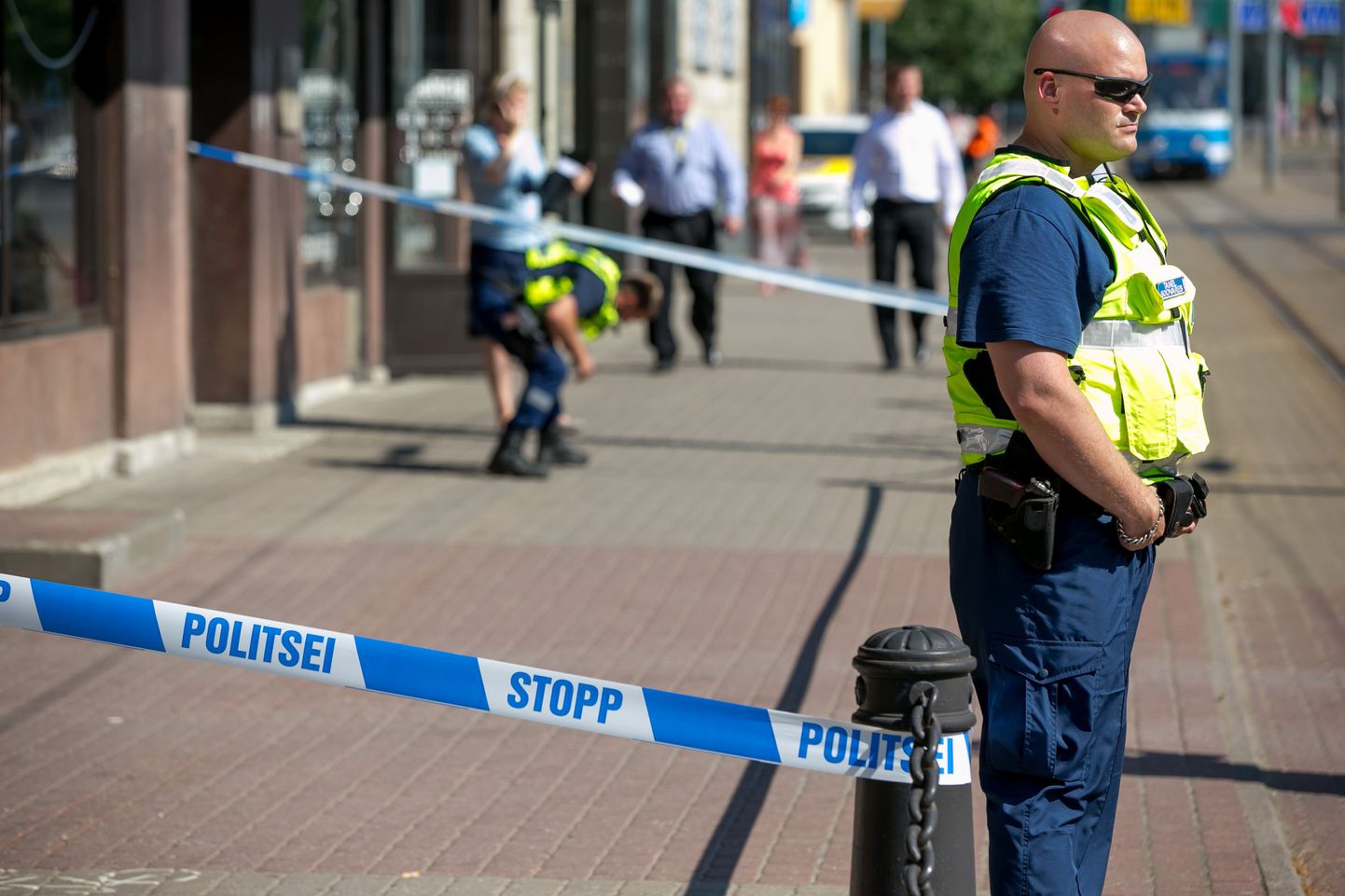 Tallinnas röövisid kurjategijad eile pärastlõunal Tartu maanteel asuvat juveelipoodi.