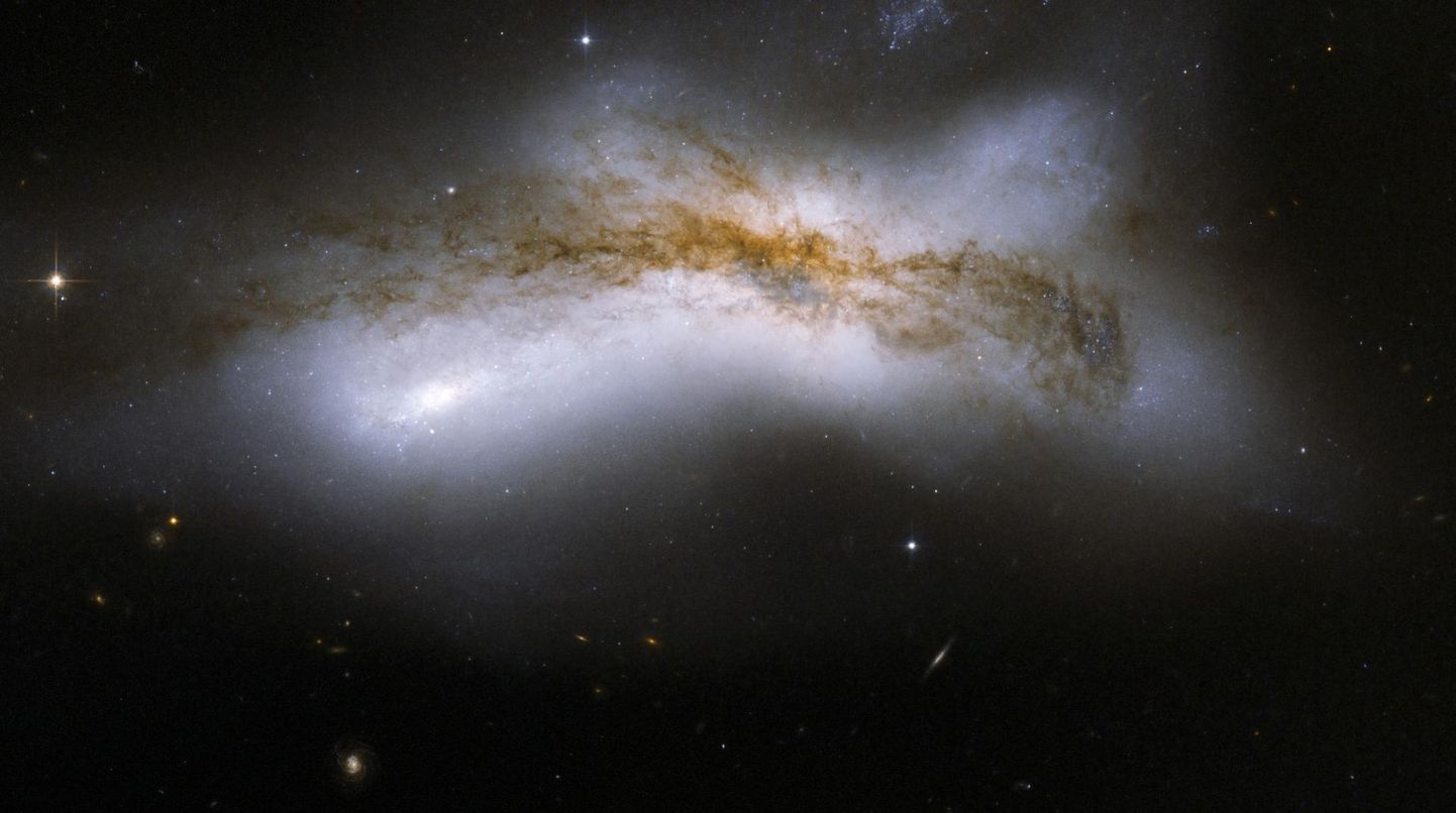 NGC 520 on tulem kahe galaktika ühinemisest, mis algas 300 miljonit aastat tagasi.