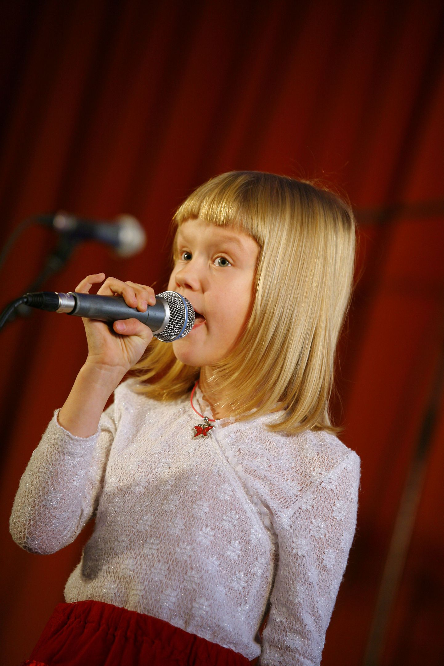 "Sügisulg 2010". Pildil 7aastane Kätlin Koplus Margit Kitse laulustuudiost lauluga "Ei pärmiga, ei lärmiga".