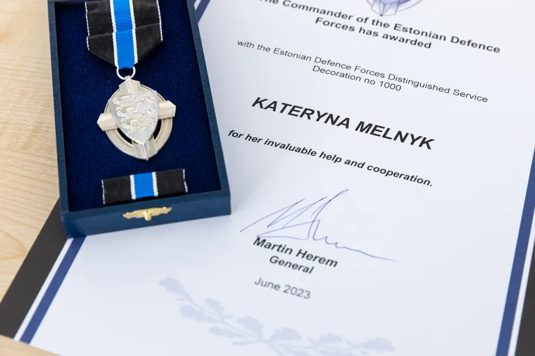 Kaitseväe teenetemärk ja tunnistus, mis omistati Katerõna Melnõkile tema pühendunud töö eest Ukraina sõja kõige ärevamatel algusnädalatel