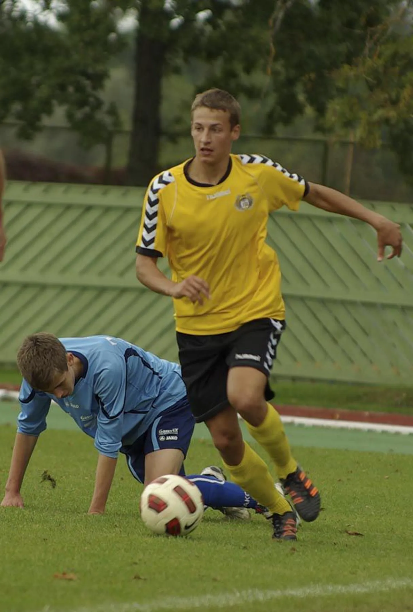Keskkaitsja Janar Õunap (paremal) vahetas JK Tuleviku kollase särgi FC Flora rohelise vastu eelmisel suvel.