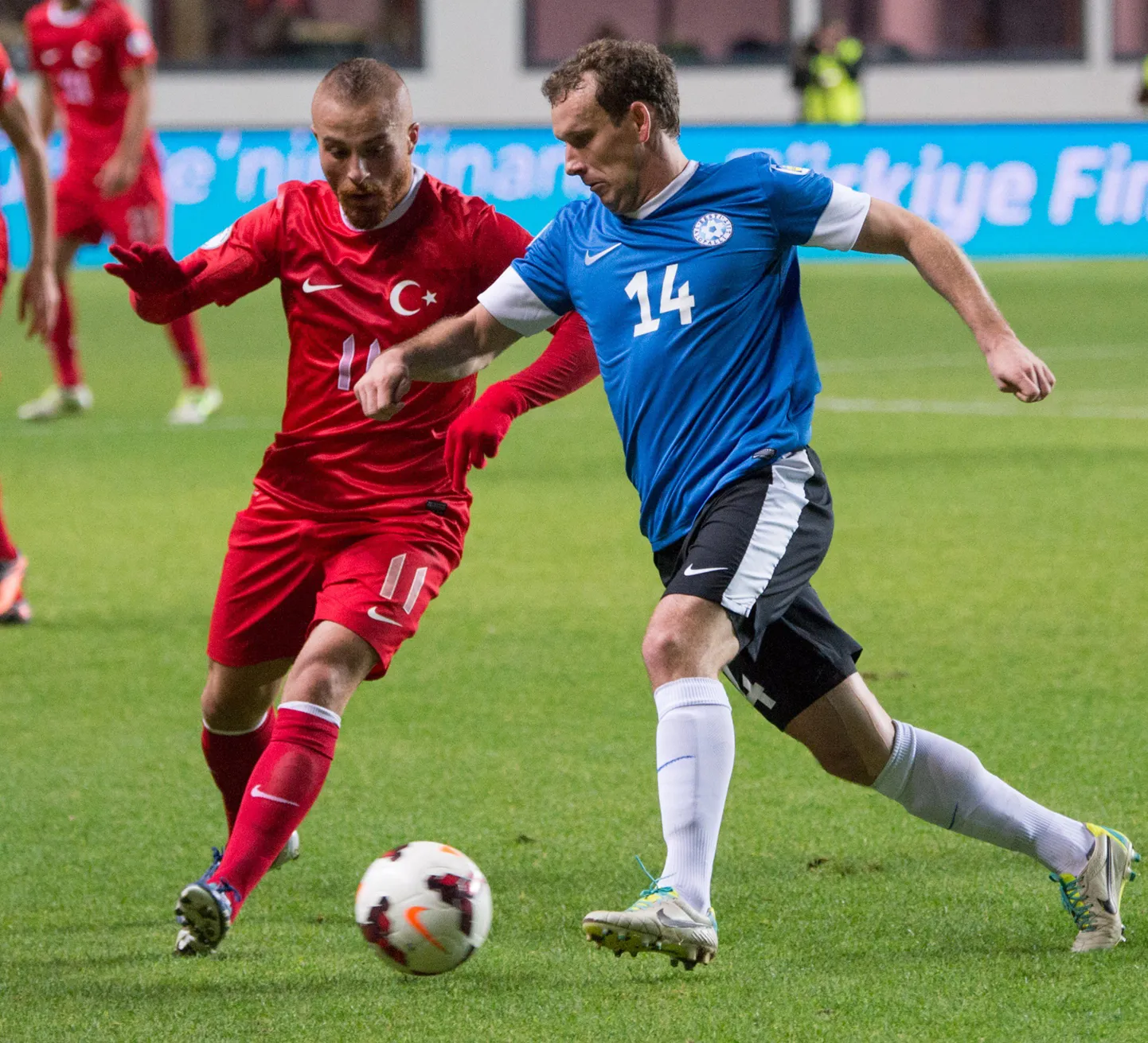 Константин Васильев (справа) в игре за сборную Эстонии.