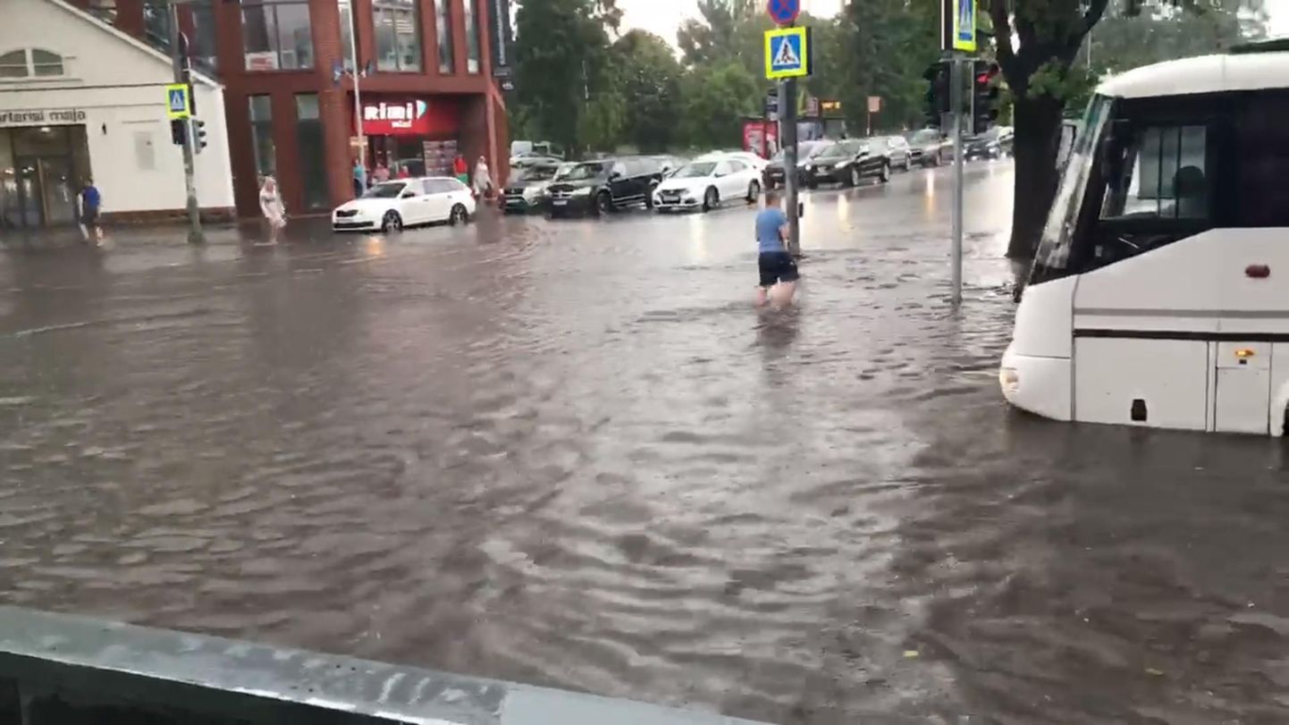Võimas äikesevihm tekitas uputuse kõikjal Pärnus.