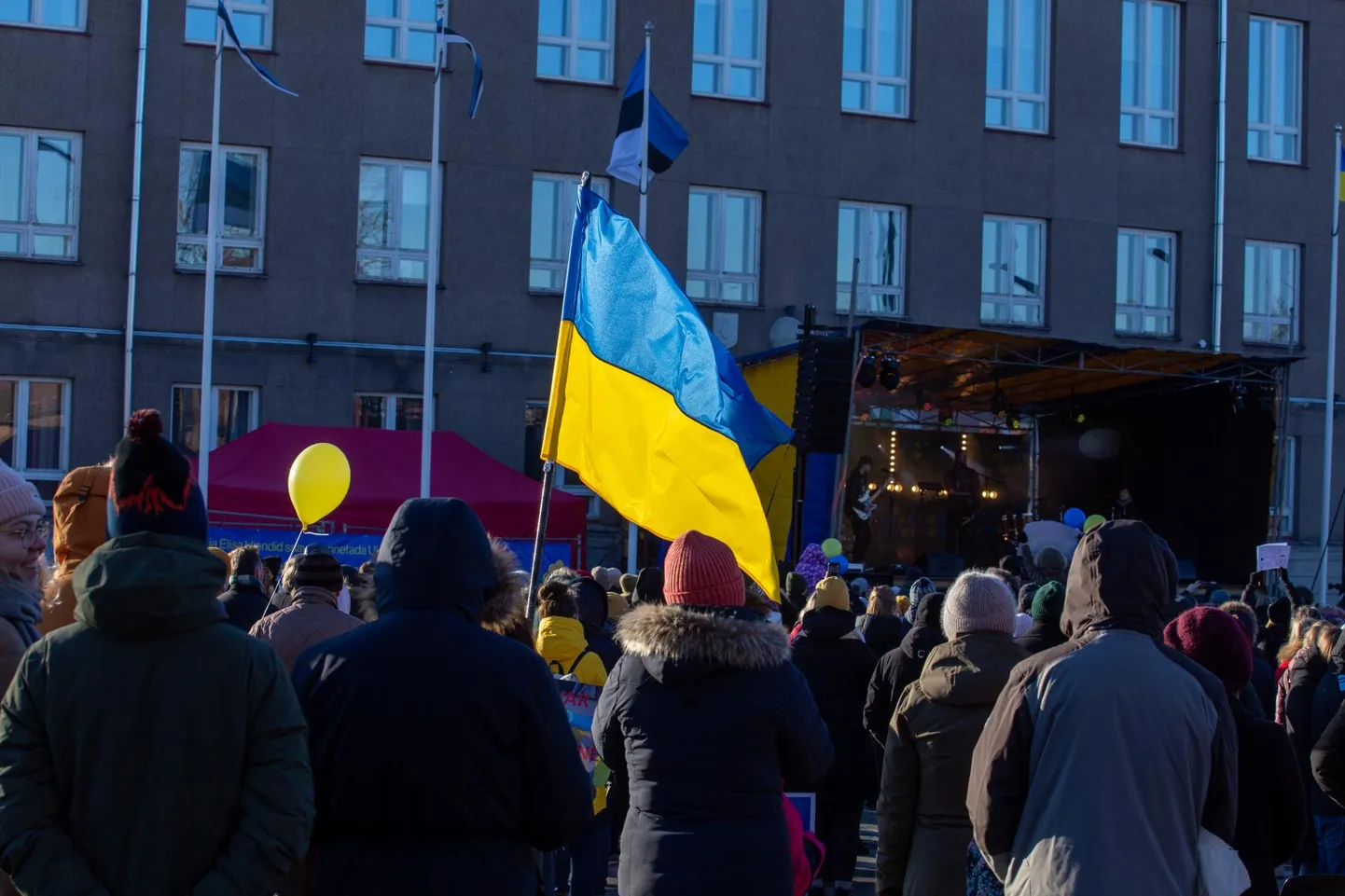Pühapäevane heategevuslik kontsert tõi Viljandi Vabaduse platsi rahvast täis ja annetuskasti poetati heldelt raha.