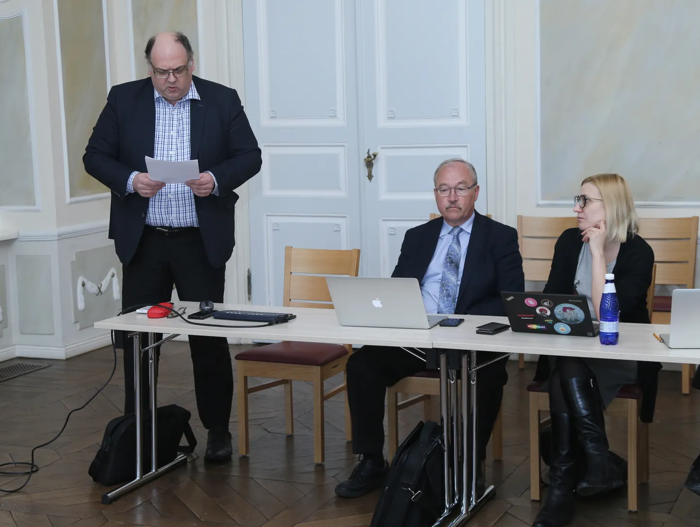 Arutelu Tartu raekojas, kuhu olid tehase võimalikest keskkonnamõjudest rääkima kutsutud teadlased Erik Puura (vasakul) ja professor Ülo Mander. Puura ettekannet kuulab Tartu linnavolinik Gea Kangilaski.
