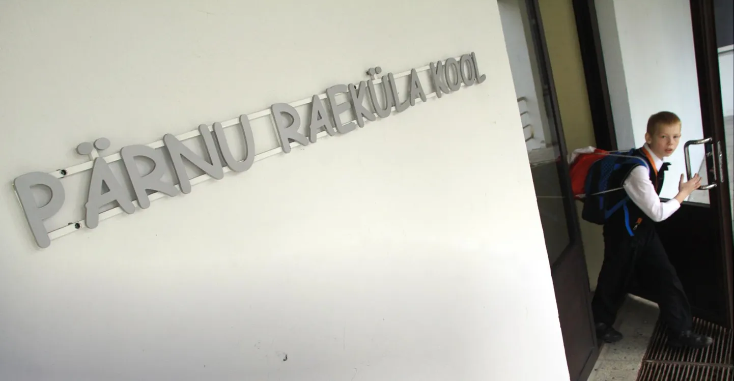 Raeküla põhikoolis õpetajaid lõunaks ei sööda, aga sealse pedagoogi arvates tuleb ausalt rääkida õpetajate inimväärikuse alandamisest ja selles osas midagi ette võtta.