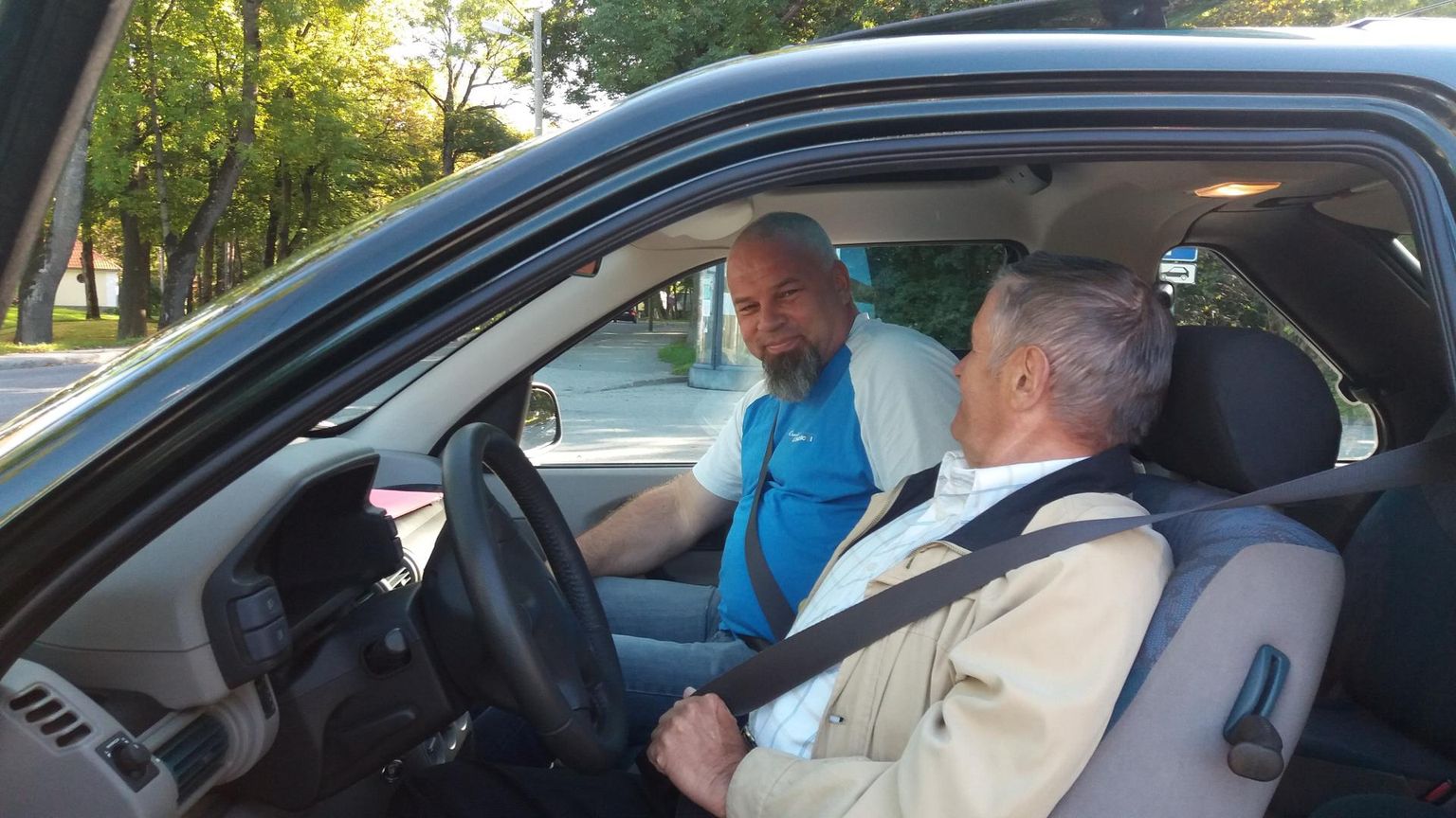 Sõiduõpetaja Toivo Õnneleid (sinise särgiga) koolitas Põltsamaal eakaid autojuhte kaks aastat tagasi. Sel sügisel saab tema käe all sõiduoskusi siluda veel paarkümmend Põltsamaa piirkonna väärikas eas autojuhti.