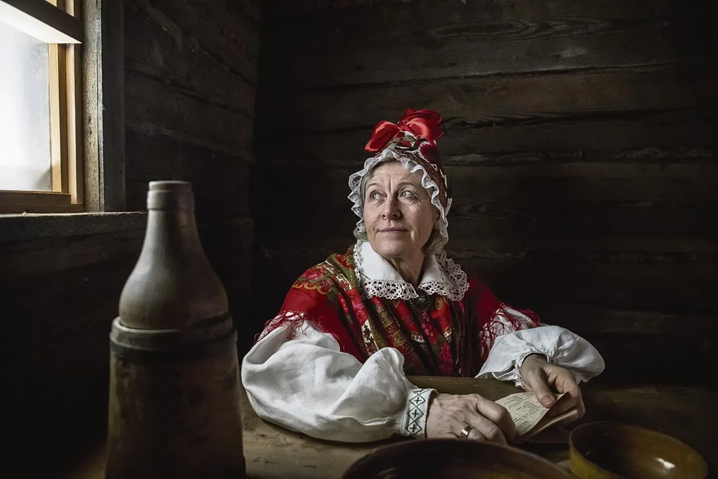 Eesti talu­interjööris oli nii vähe värve, elati ju poolhämarates ruumides, et Ülli Kondi arvates võis see olla üks põhjusi, miks meie rahvarõivad on nii kirevad, et looduseski sellist värviküllust naljalt ei kohta.