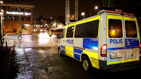 Stockholmi kesklinnas pussitati kaht inimest, politsei otsib ründajat