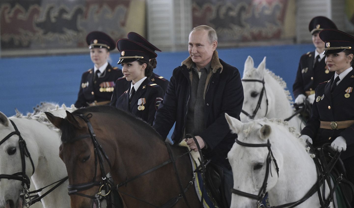 Putin hobuse seljas.
