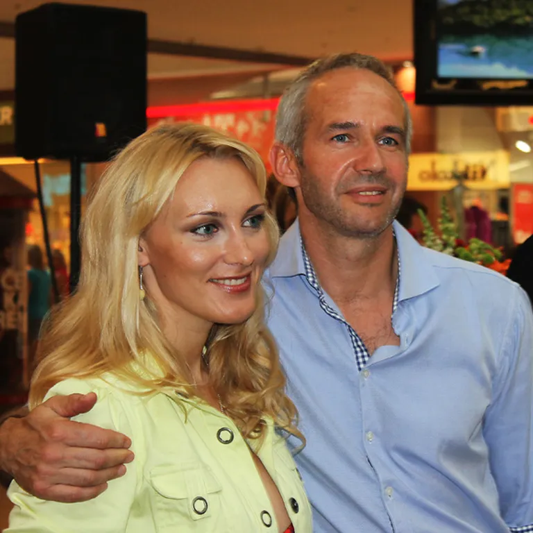 Simpātiskā dziedātāja Anmary jeb Linda Amantova un "Izklaides producentu apvienības 7" direktors Aigars Dinsbergs vairs neslēpj savas romantiskās attiecības