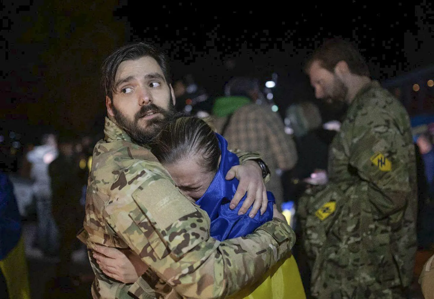 Vangidevahetuse tulemusel Ukrainasse naasnud mees oma lähedasega mullu oktoobris.