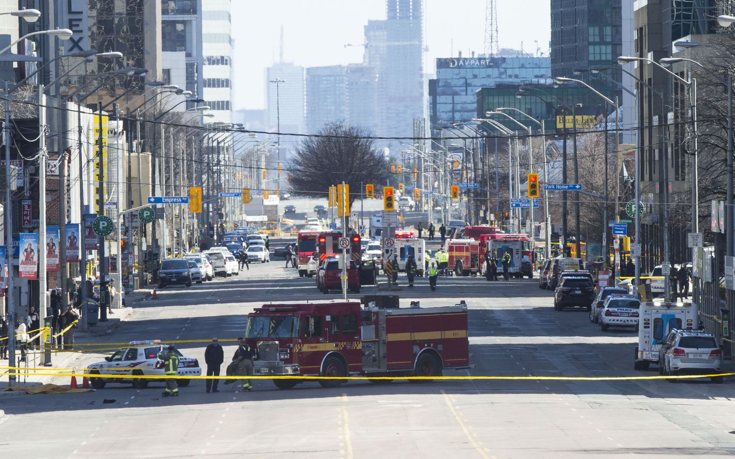 Полиция Торонто допрашивает человека, который в понедельник выехал на тротуар в арендованном автофургоне, в результате чего погибли десять человек и еще 15 получили ранения.