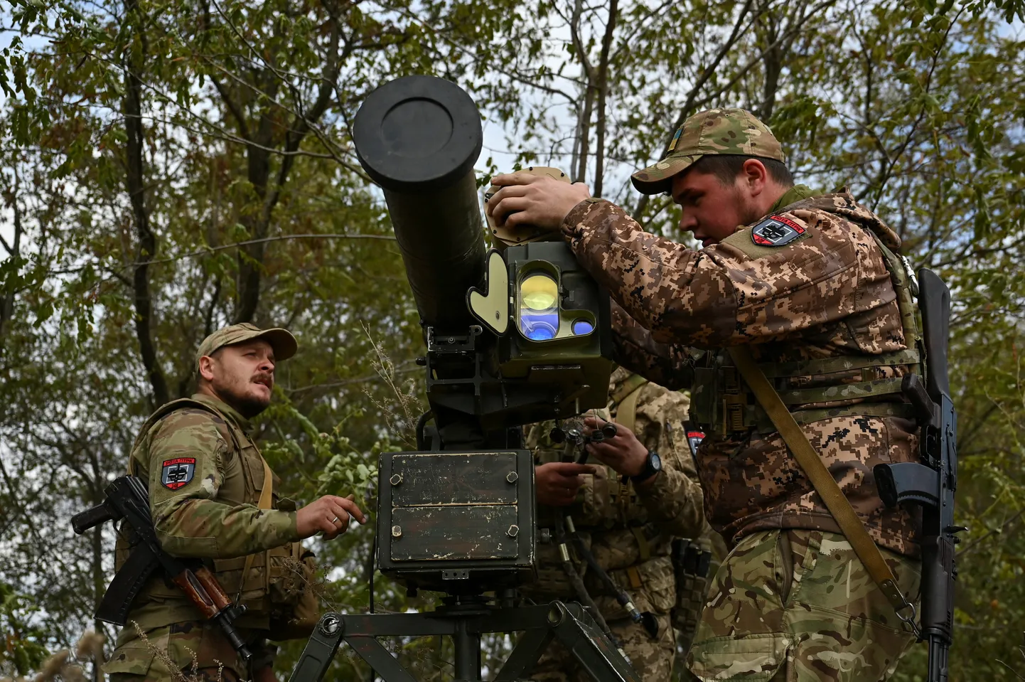 Ukrainas karavīri novieto prettanku raķešu palaišanas iekārtu “Skif” savās pozīcijās frontes līnijā Zaporižjes reģionā