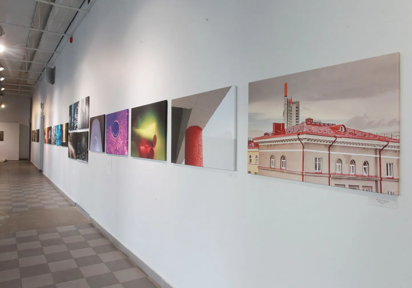 Nooruse galeriis (Riia 11) avatud väljapaneku fotod on saanud sisu igapäevasest reaalsusest.