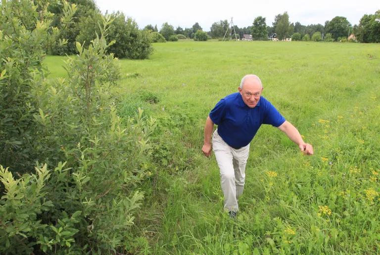 Puhja volikogu esimees Vahur Jaakma näitas, kuhu võiks kerkida tööstusrajoon.