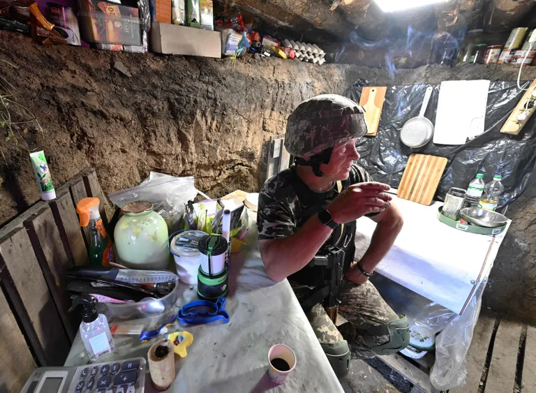 Ukraina sõdur puhkamas varjendis, mis asub Mõkolajivi ning Hersoni vahel.