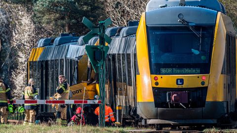 FOTO ⟩ Dānijā divu vilcienu sadursmē vairāki cietušie