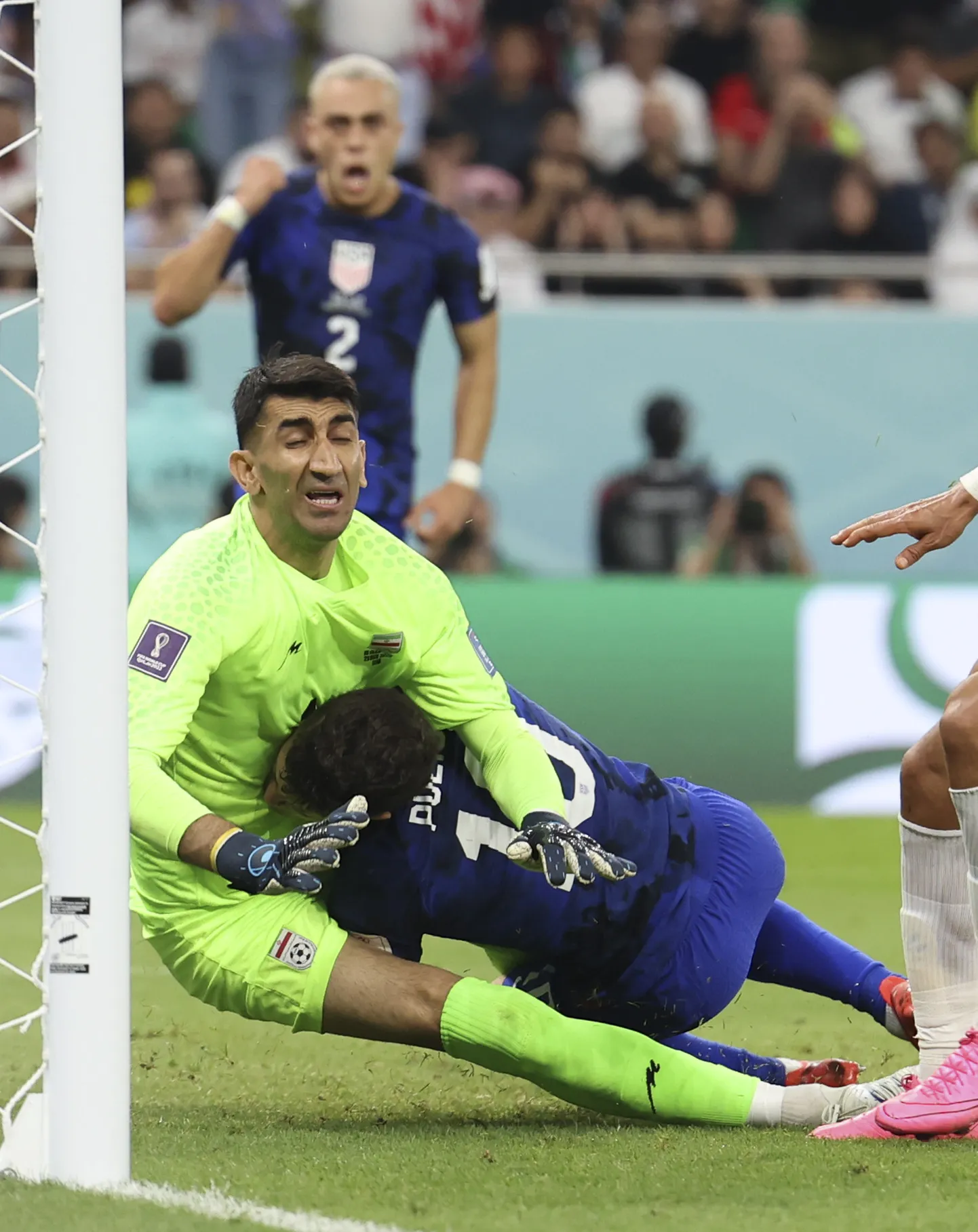 Vaid hetk pärast värava löömist põrkas Christian Pulisic kokku Iraania väravavahi Alireza Beiranvandiga.