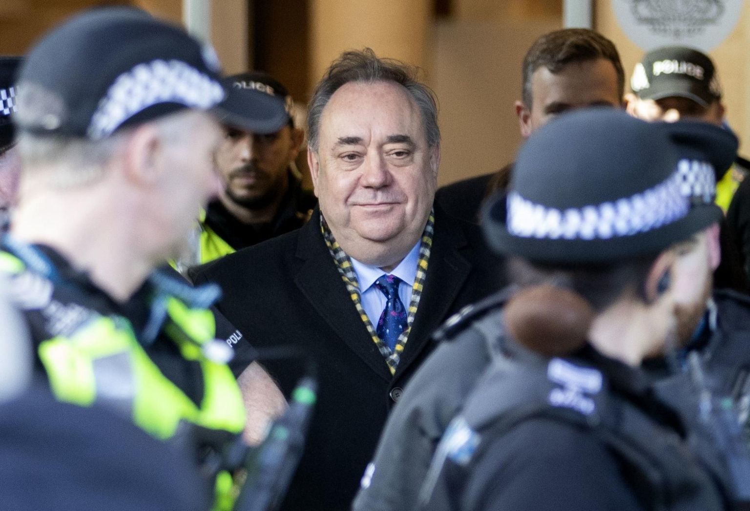 Šotimaa endine esimene minister Alex Salmond lahkumas läinud kuul Glasgow’ kohtust, kus toimus eile tema üle alanud protsessi eelistung.