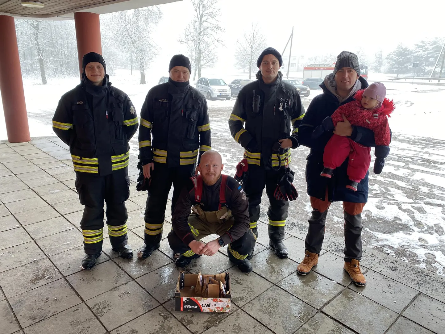 Vasakult: Andro Mardim, Veljo Permjakov, Aigar Lumiste, Kaur Teder ning Lauri Ilves lapsega.