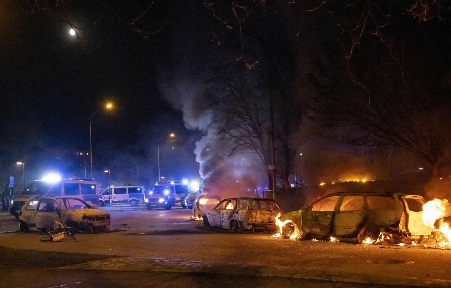 Põlevad autod 17. aprilli öösel Malmös. 