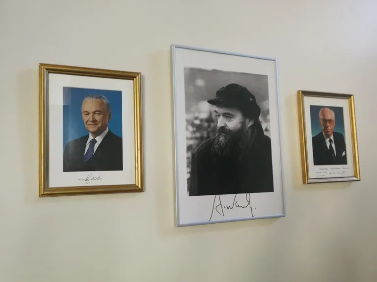 Wesenberghi hotellis on ka Arvo Pärdi sviit. Tema foto on kahe hotelli külastanud presidendi foto vahel.