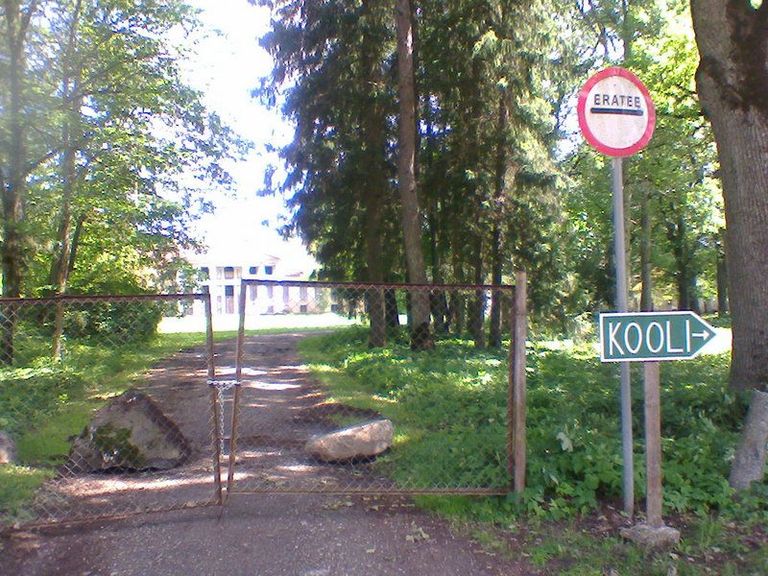 Raikküla mõisa omanik sulges tema krundi kaudu kooli juurde viiva tee