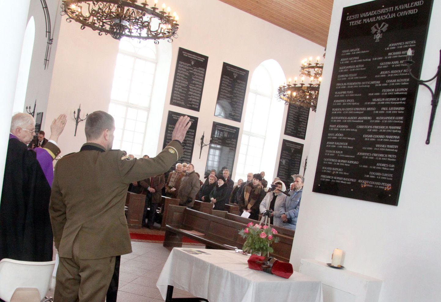Eesti sõjameeste mälestuskirikus Toris avati mälestustahvel Teise maailmasõja ohvriks langenud Eesti Vabadusristi kavaleridele.