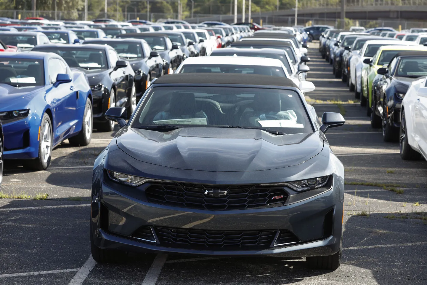 Автомобили на стоянке одного из заводов GM.