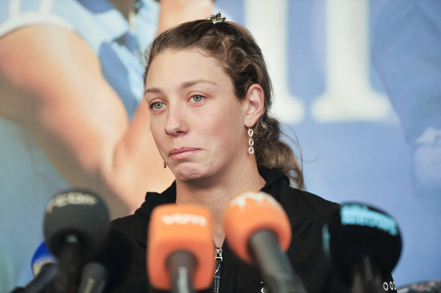 Yanina Wickmayer ei suutnud pressikonverentsil pisaraid tagasi hoida.
