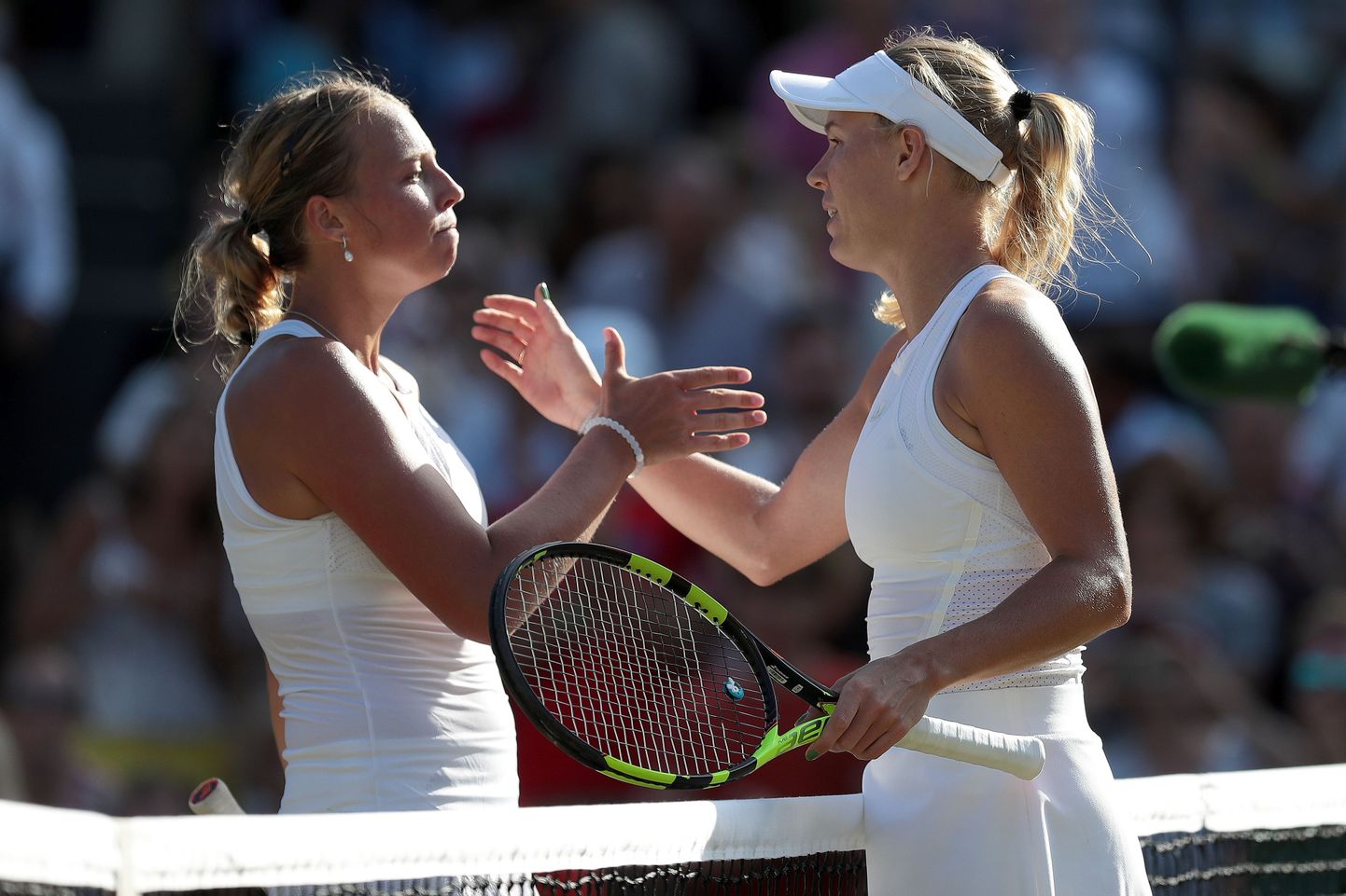 Anett Kontaveit (vasakul) langes Wimbledoni tenniseturniiril konkurentsist, kui kaotas kolmandas ringis endisele maailma esinumbrile Caroline Wozniackile.