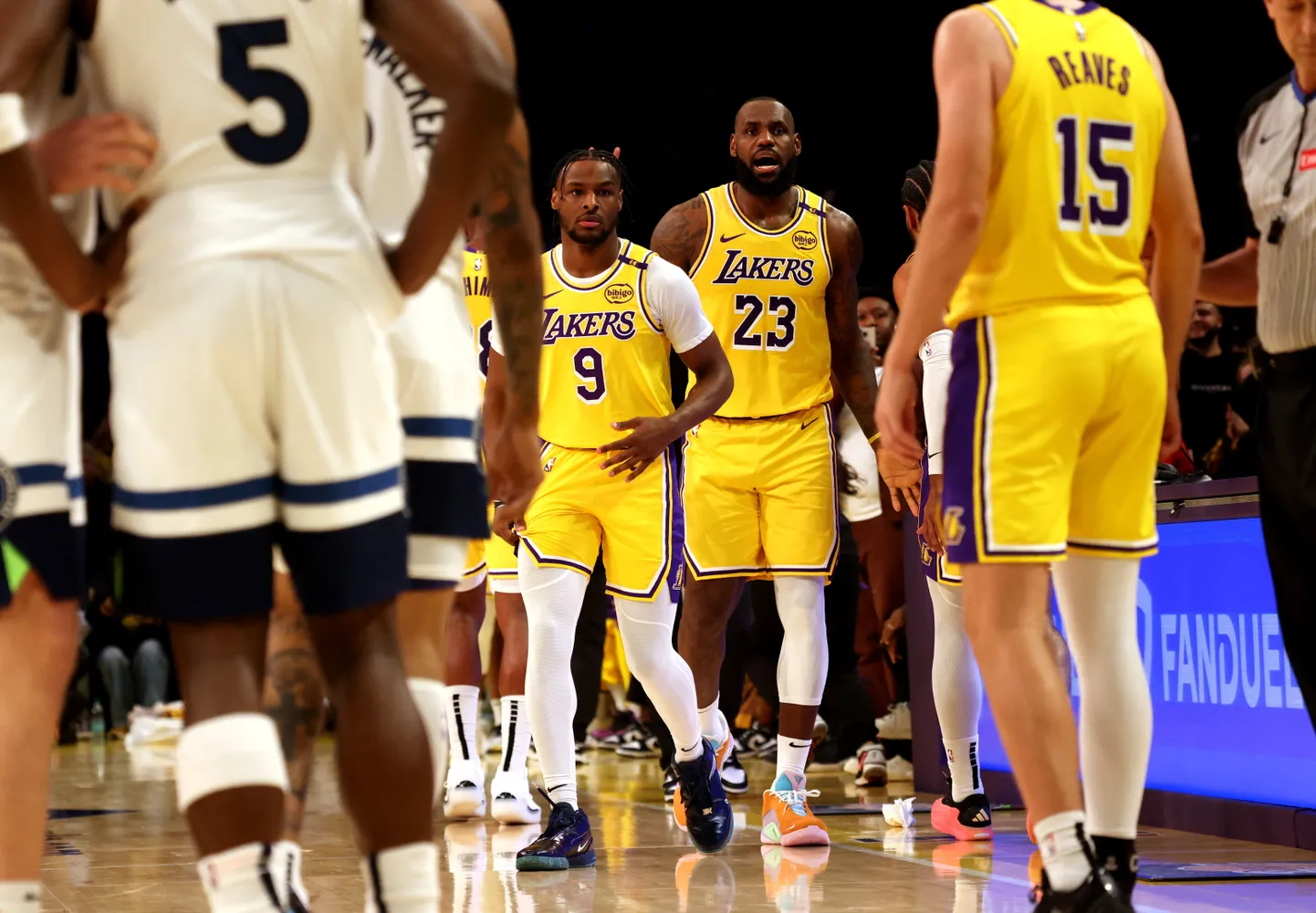 Los Angeles Lakersi mängijad Bronny James (nr 9) ja tema isa LeBron James.