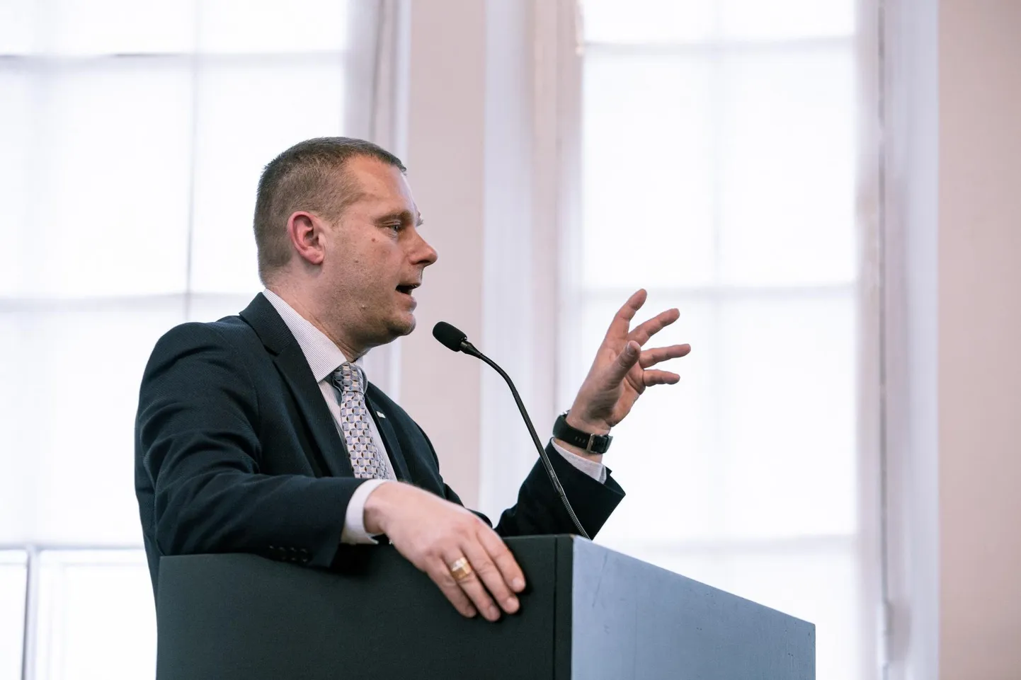 Linnapea Romek Kosenkraniuse umbusaldamine kukkus Pärnu linnavalikogus läbi. 39kohalises volikogus hääletas meeri umbusaldamise poolt 19 Isamaa ja Reformierakonna esindajat.