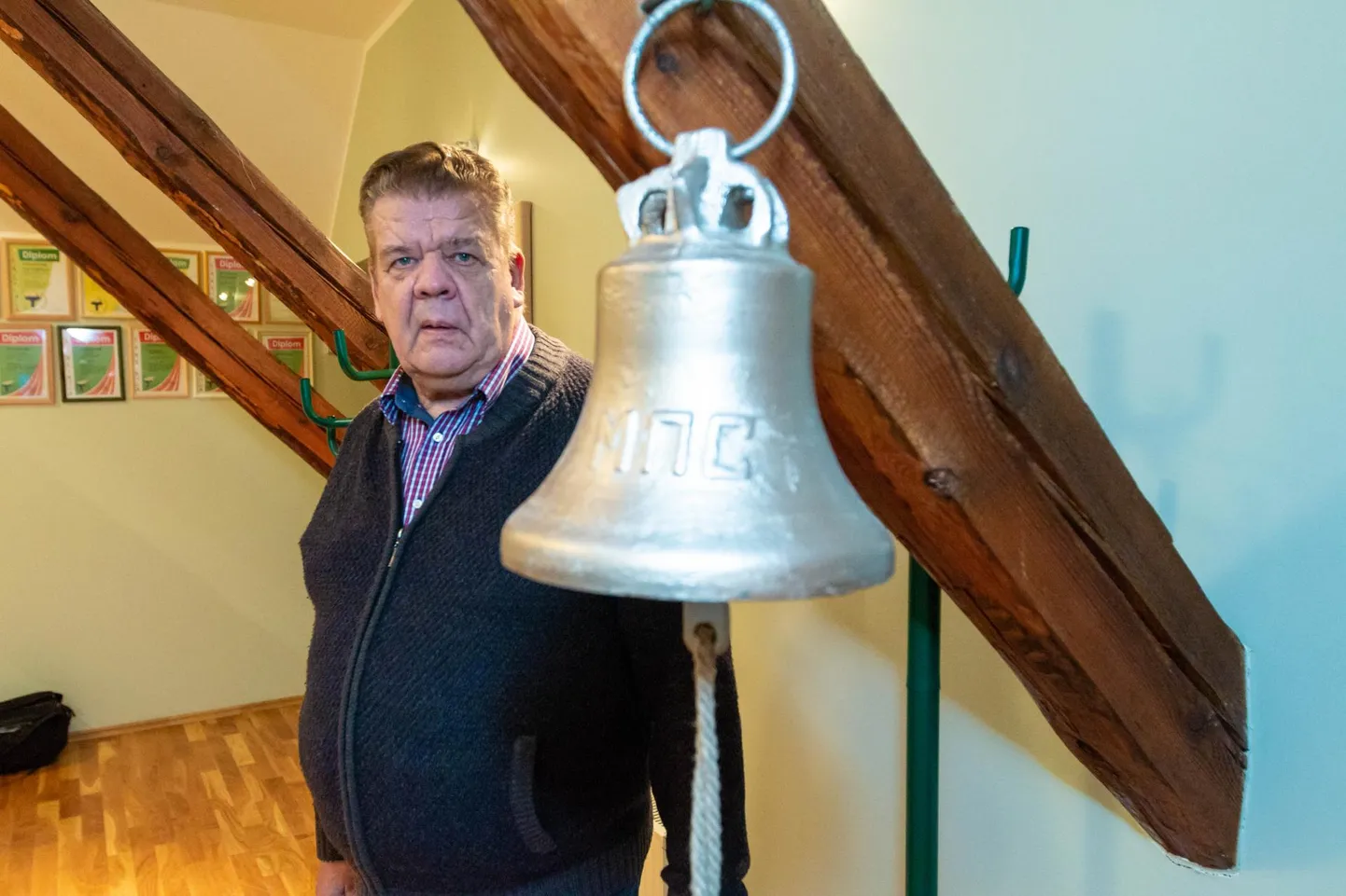«Me hakkasime ise tuletõrjega seotud asju otsima ja koguma,» ütles pukalane Enno Pung. Kõige rariteetsemaks eksponaadiks peab ta vana tuletõrje kella aastast 1927.