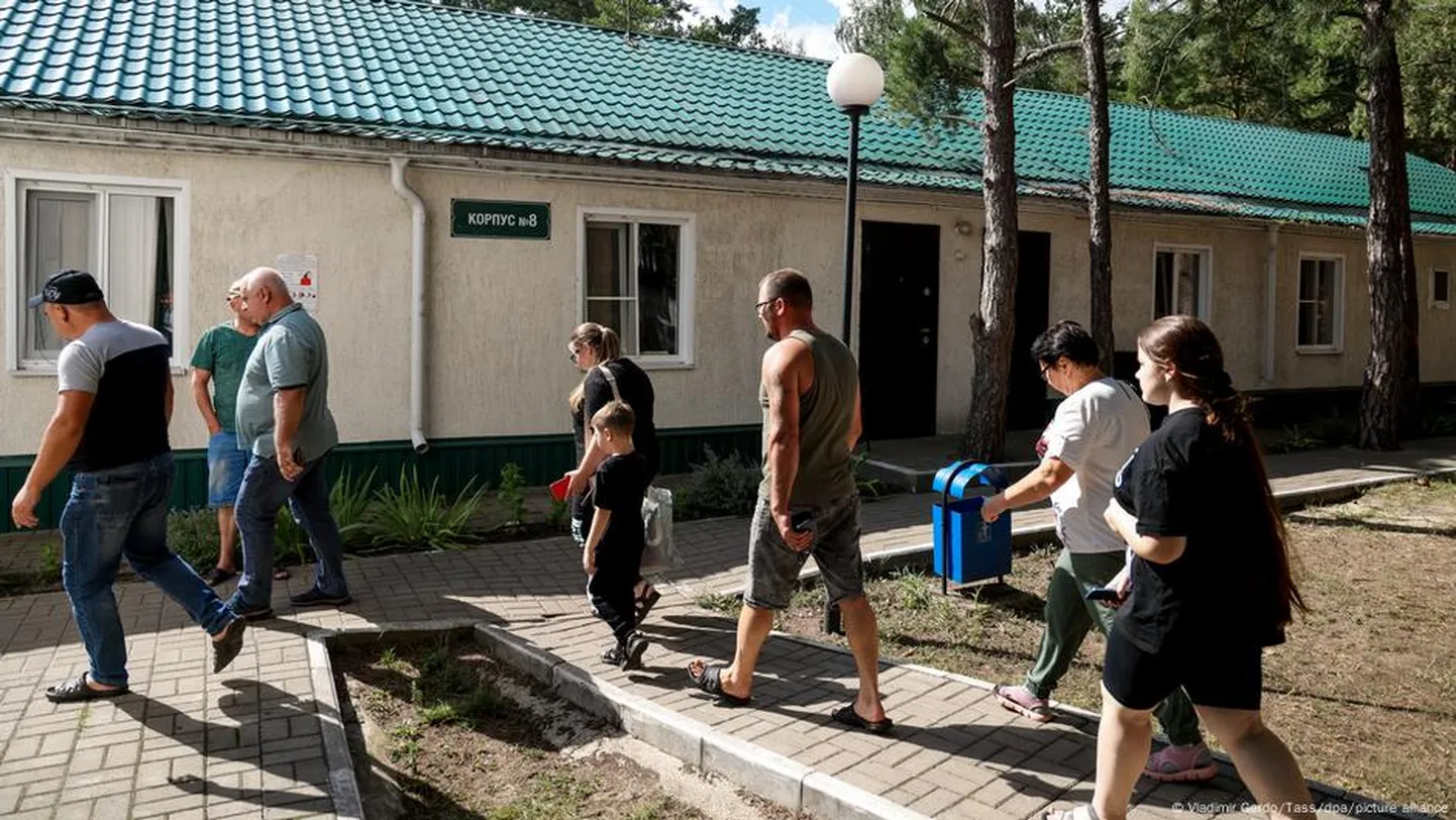 Эвакуированные из города Суджа жители в пункте временного размещения, август 2024 года