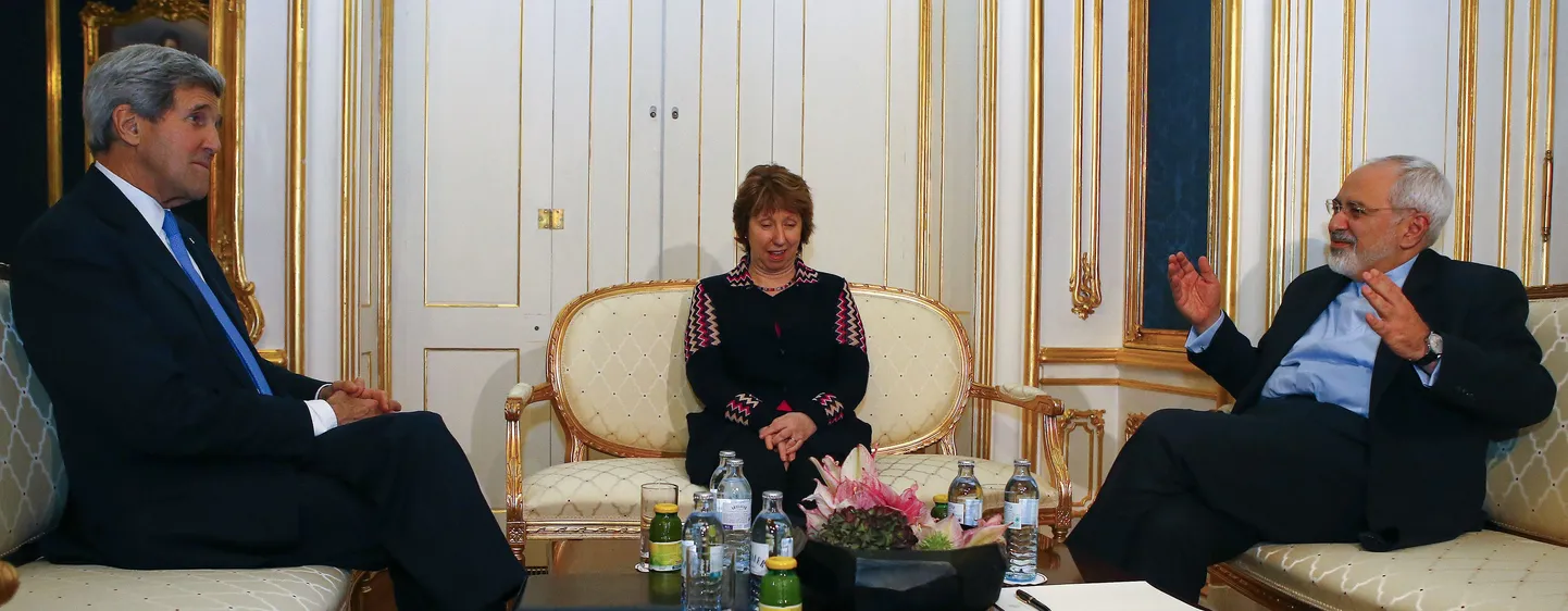 USA välisminister John Kerry (vasakul), Iraani välisminister Javad Zarif (paremal) ja Euroopa Liidu saadik Catherine Ashton eile Viinis.
