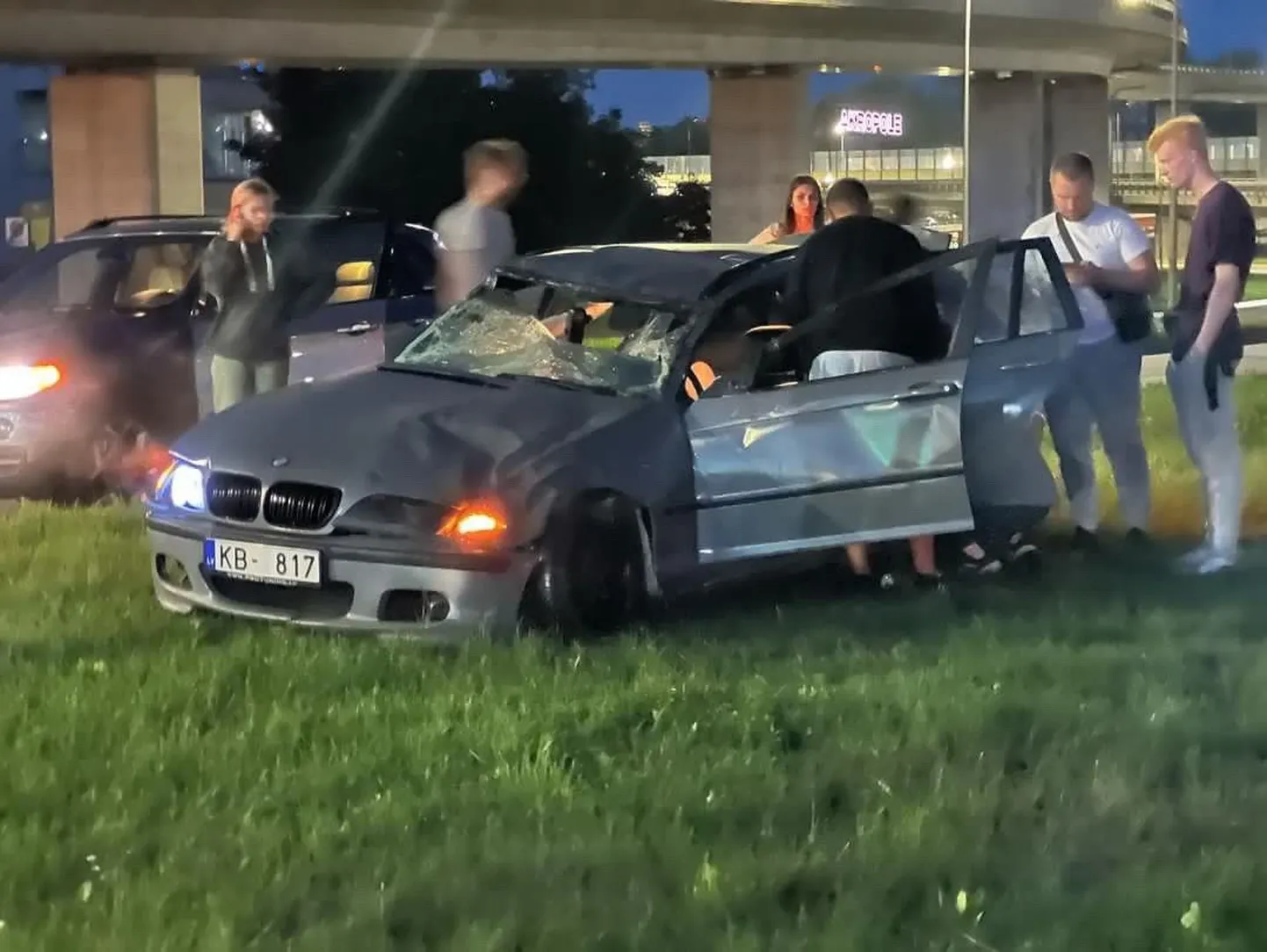 Авария с BMW на Краста: спасатели освободили из машины человека