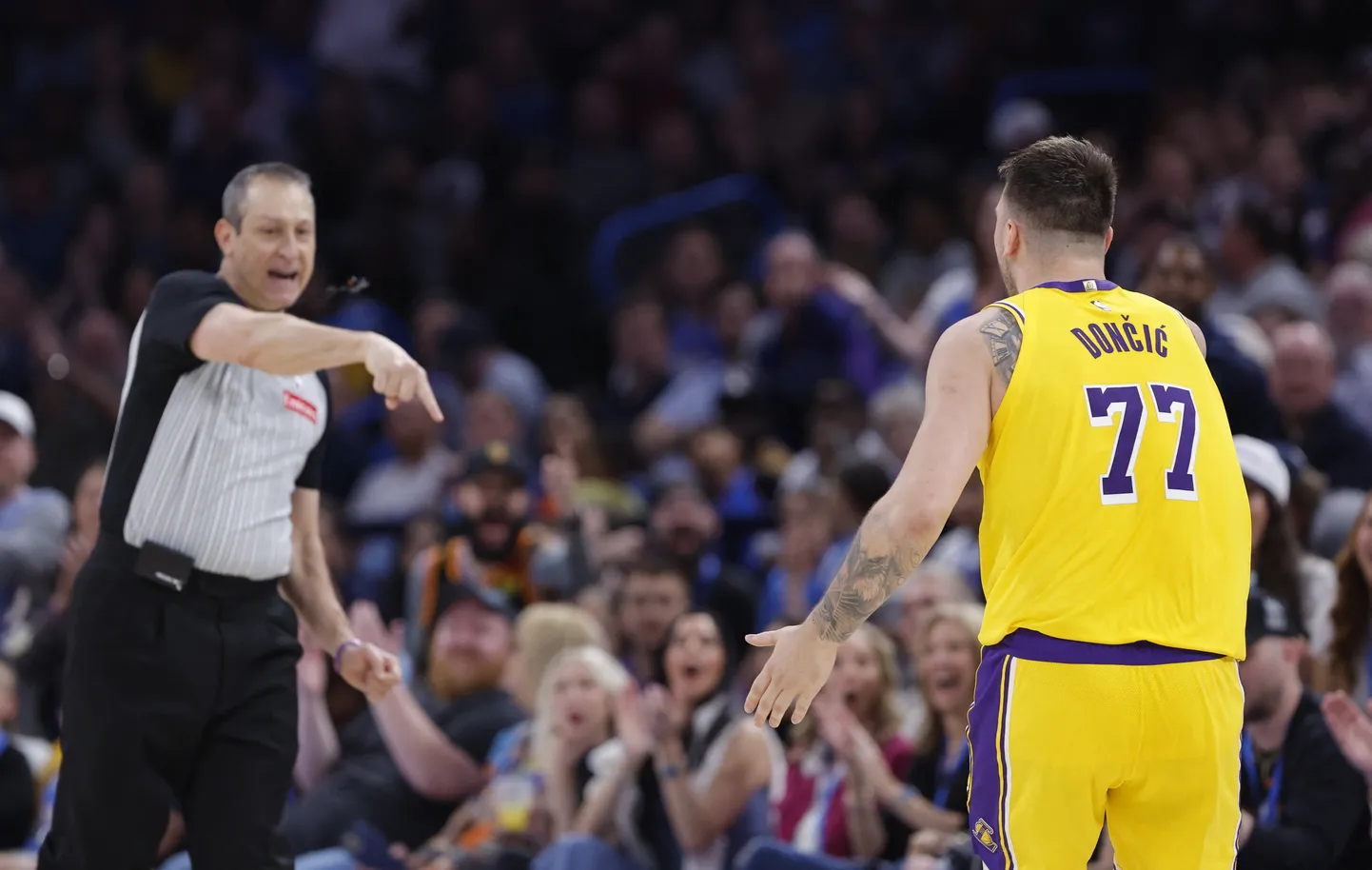 Luka Doncic (paremal) ei saa aru, mille eest vilistab kohtunik talle tehnilise vea.