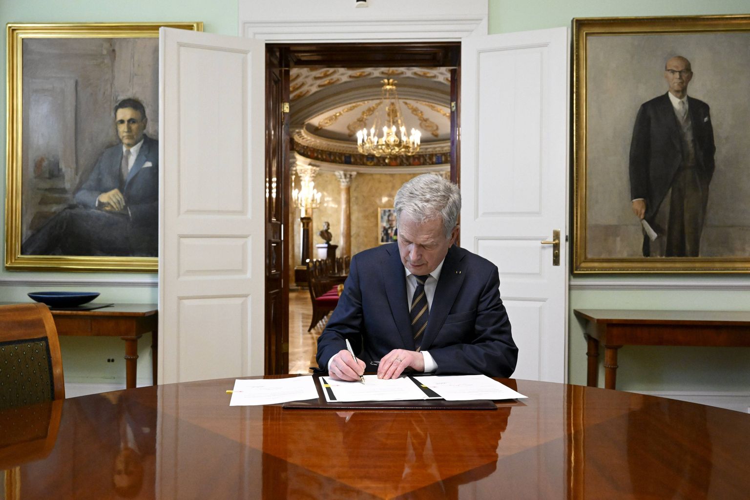 Президент Финляндии подписывает законы о вступлении страны в НАТО.