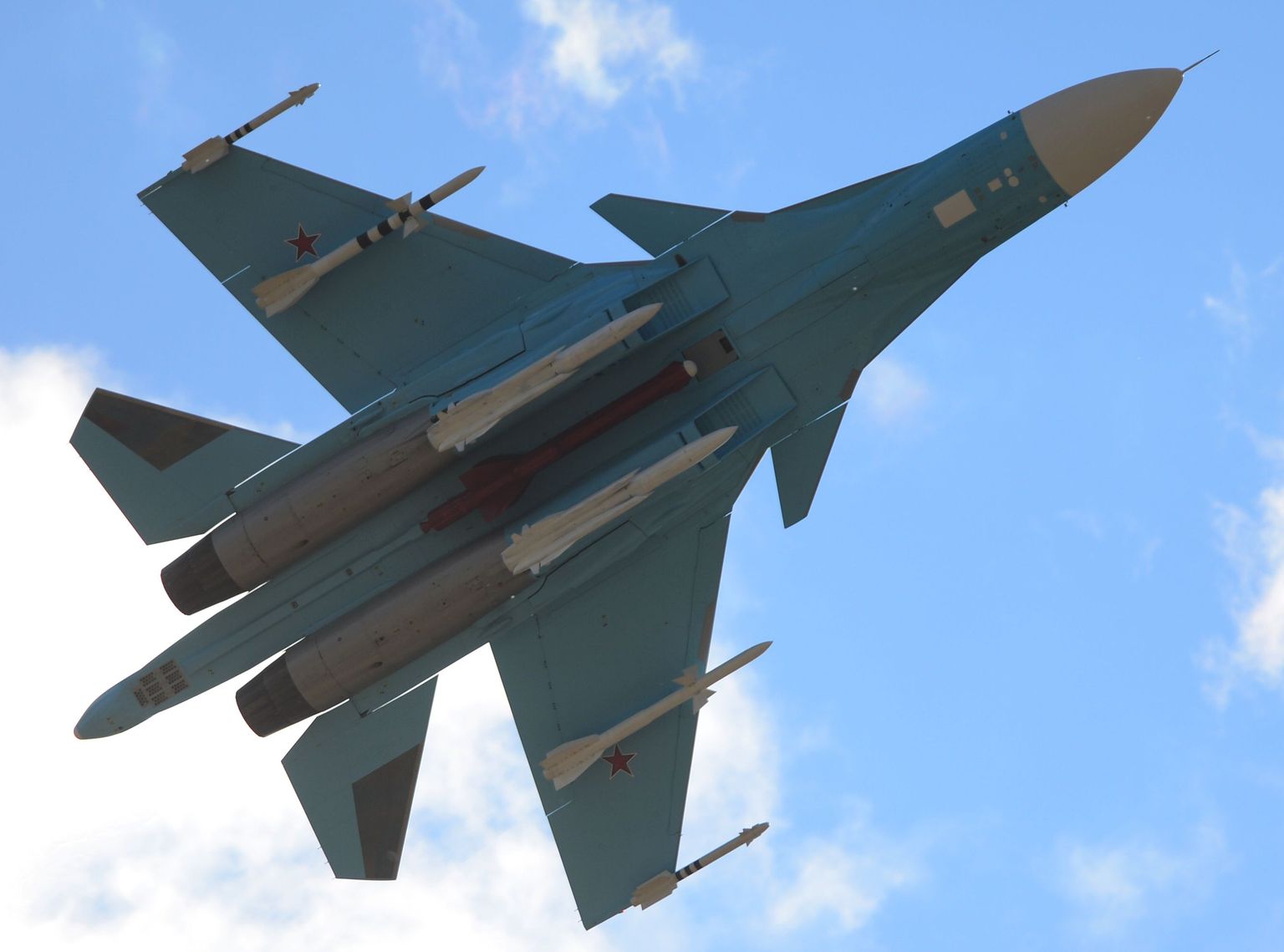Viimase põlvkonna ründelennuk Su-34. Lääneriikide andmeil olevat neid Venemaal Süürias mitmeid.