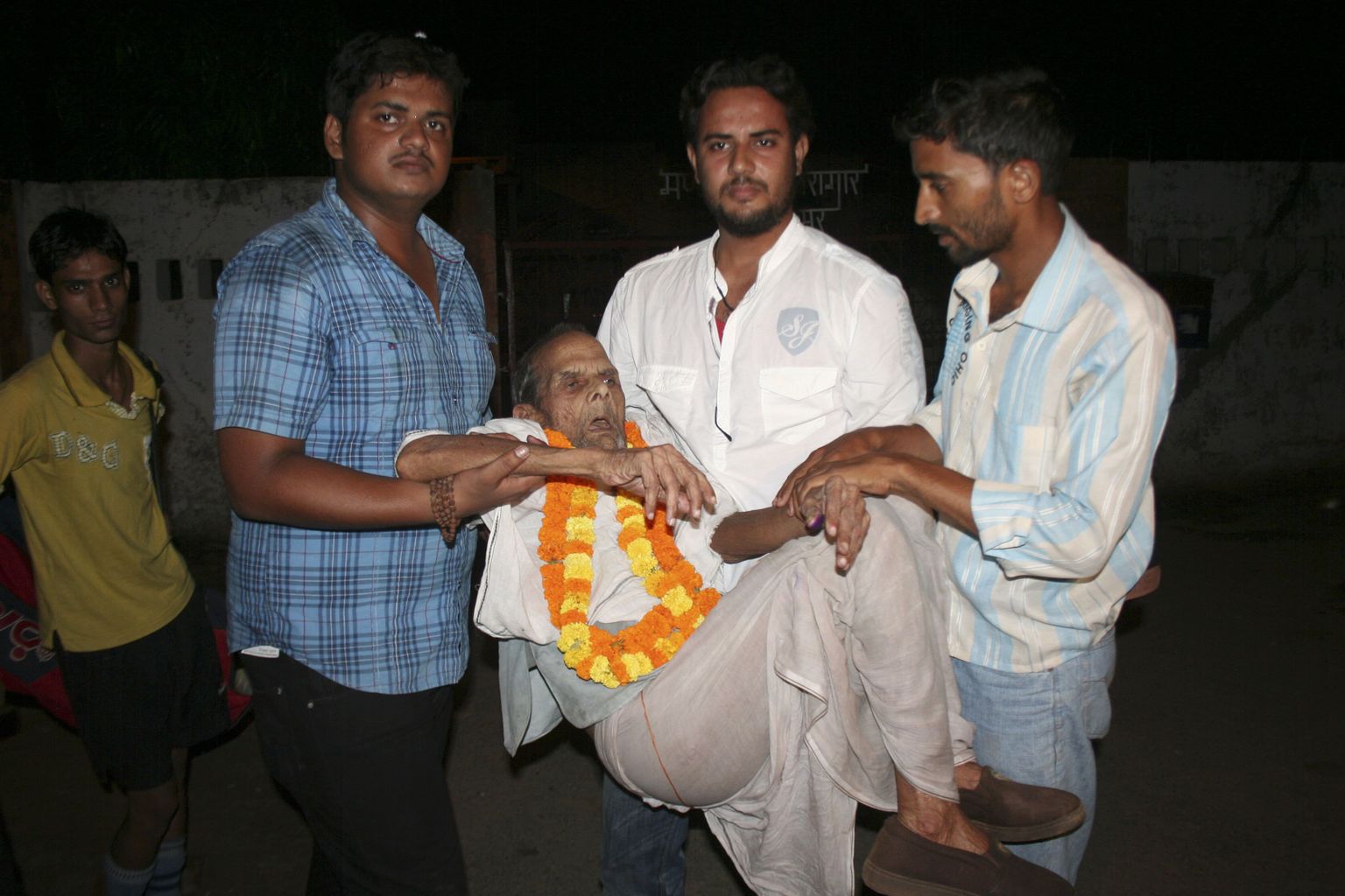 108-aastane Brij Bihari Pandey sugulaste kätel