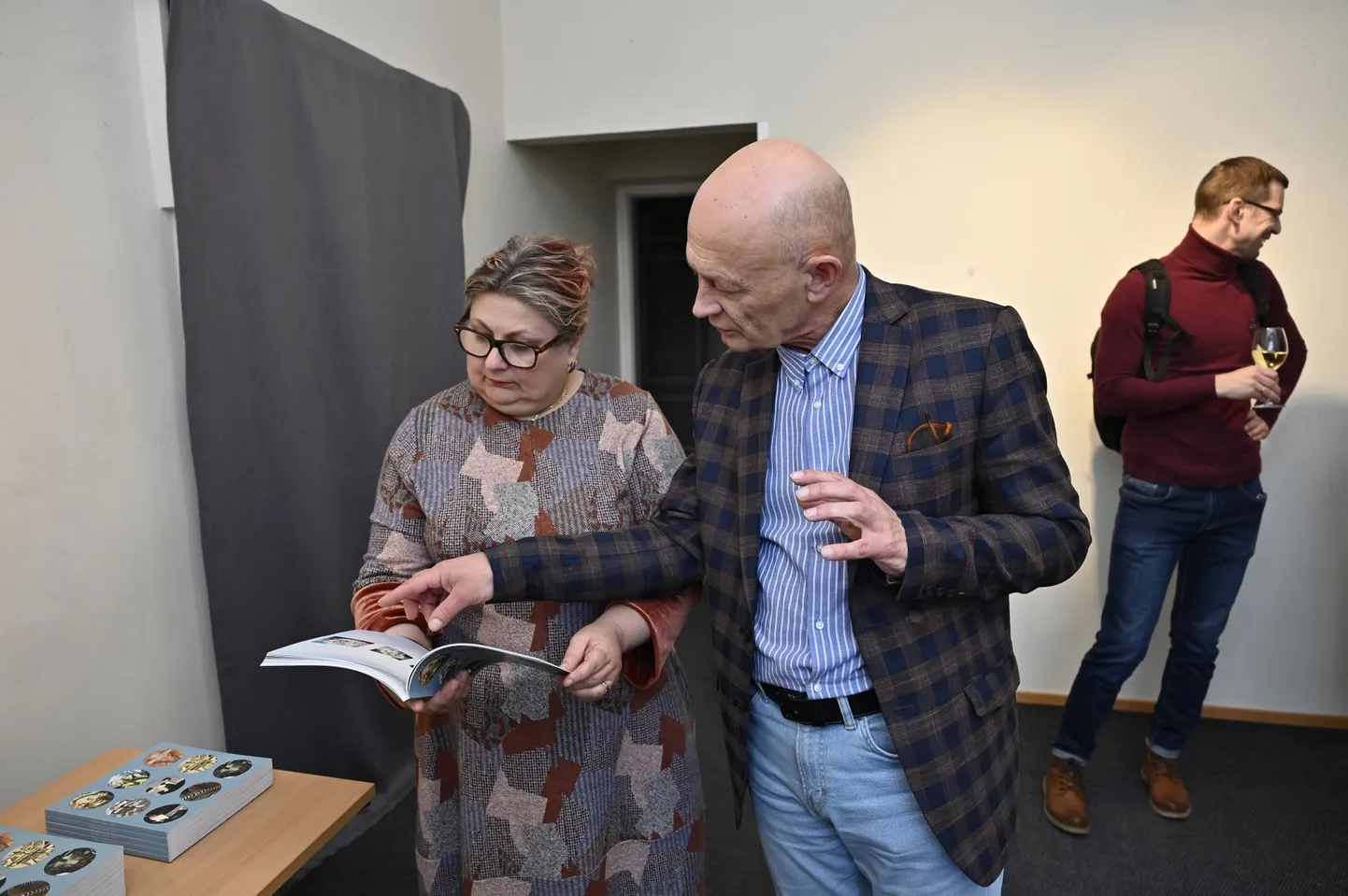 Aastaraamatut esitles Pärnu linnagalerii juhataja Alar Raudoja. Temaga uudistas trükist, kust leidis endagi, kunstnik Tiina Ojaste.