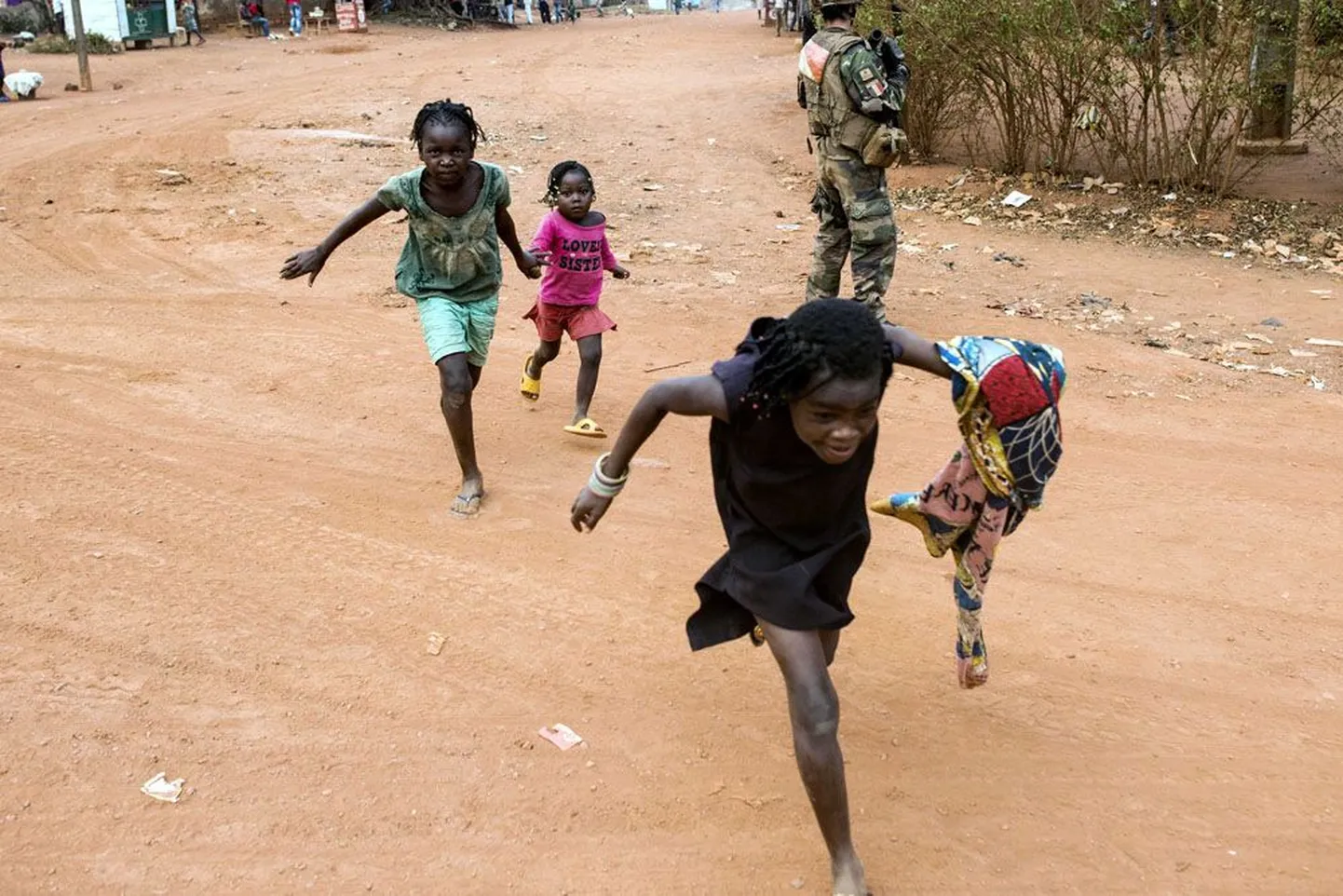Bangui Boy-rabe piirkonnas toimusid sel nädalavahetusel läbiotsimisoperatsioonid. Lapsed kuulide eest varju jooksmas.