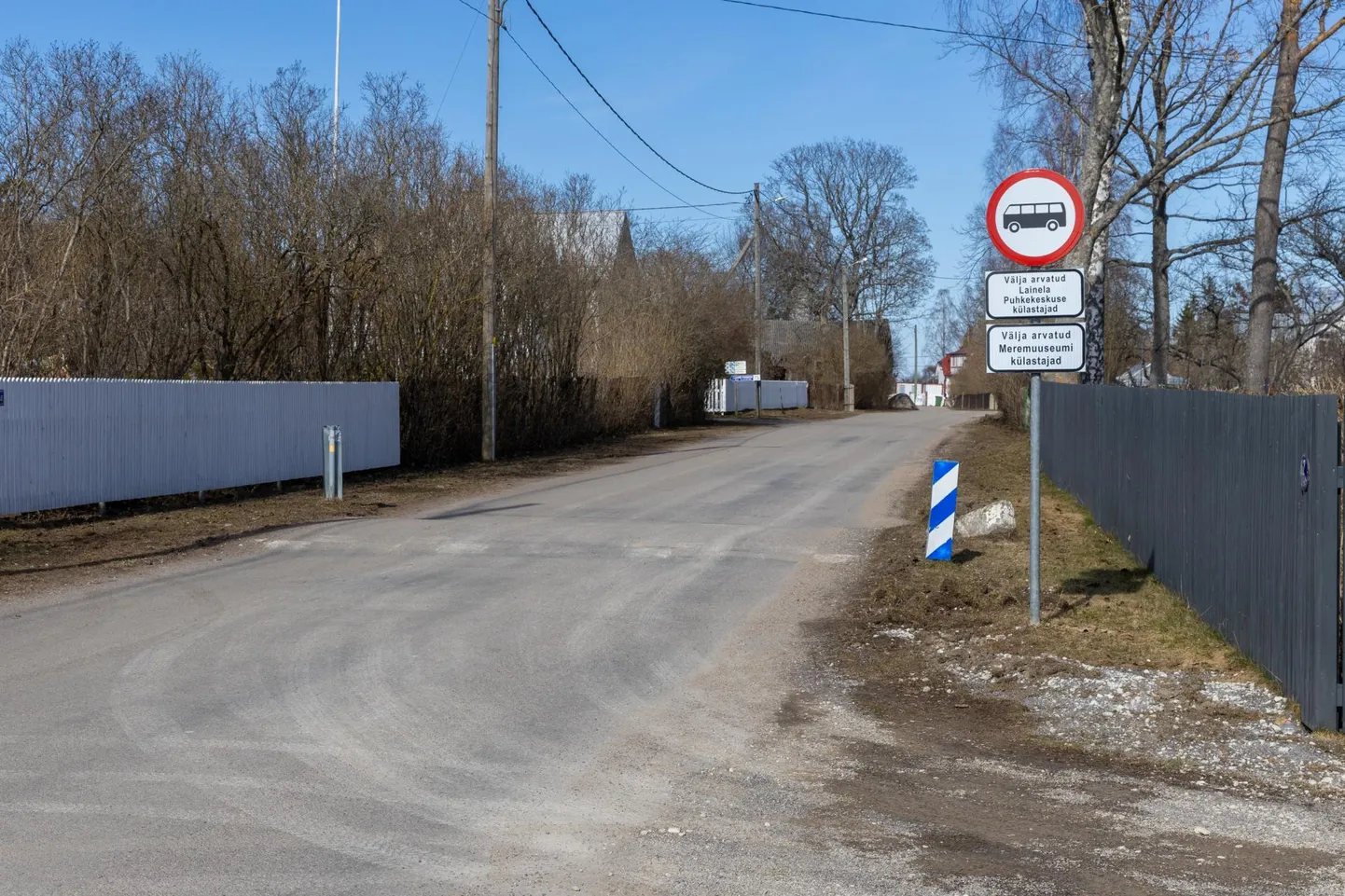 Keelumärk, mis ei luba suurtel bussidel bussijaama parklast edasi sõita. Kahe erandiga.