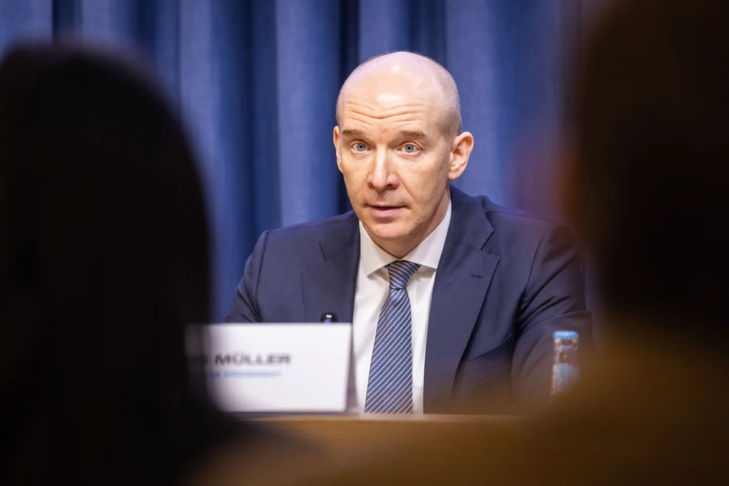 Eesti Panga president Madis Müller Rahvusvahelise Valuutafondi (IMF) delegatsiooni juhi Vincenzo Guzzo visiidi pressikonverentsil kommentaare jagamas. 15.04.2024, Tallinn.